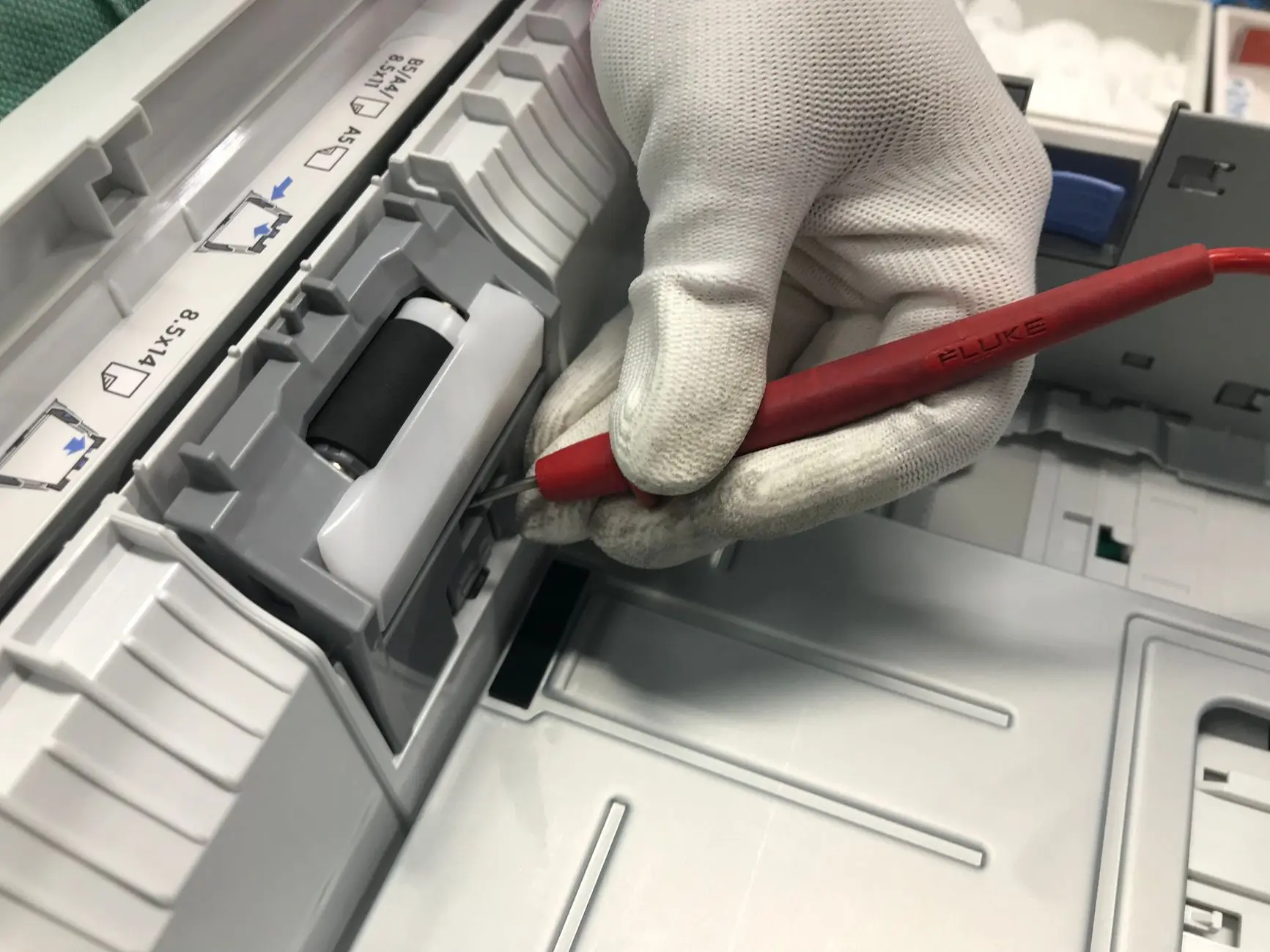 自粘防水卷材施工要点解析：从基层处理到搭接密封